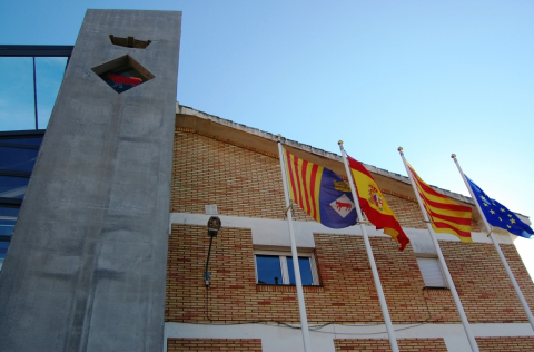 La façana de l’Ajuntament de Vacarisses amb la bandera espanyola de nou.