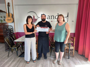 Les dues regidores lliurant el premi al Bar Ivandy.
