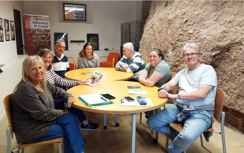 La sala de turisme de la biblioteca municipal El Castell és el lloc de trobada del grup de conversa en català.